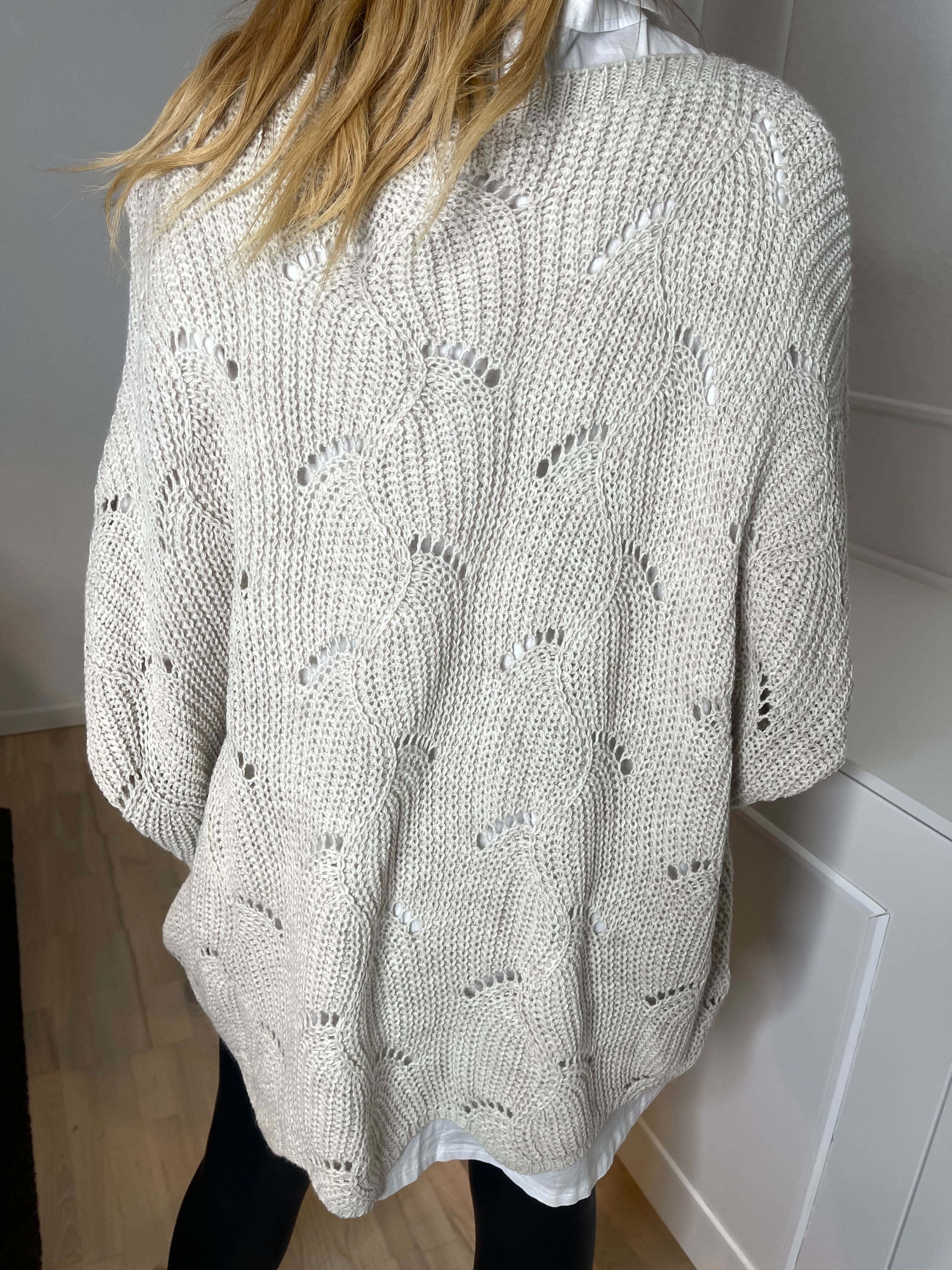 Manja - Stickad blus med hålmönster